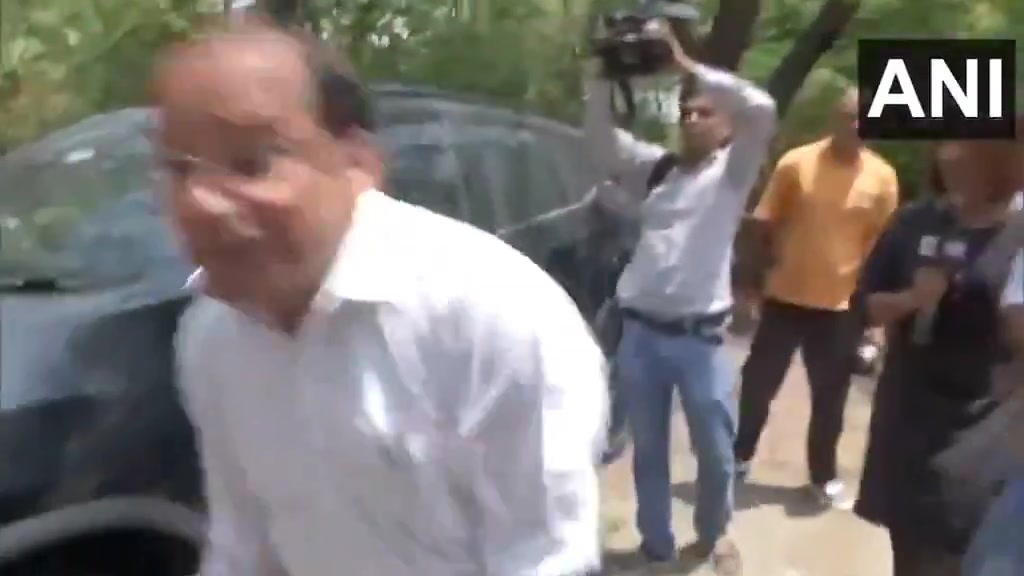 Kya, kya, jaanch honi chahiye? Zaroor honi chahiye. Zaroor honi chahiye, is baat ki jaanch honi chahiye. Zaroor honi chahiye. Acha, chalo, gaya, gaya, gaya, mera pair gaya. Ab kaun dega iska jawab? Kaun dega iska jawab? Marwana cha rahe hain aap logon ko? Mere pair ke upar gaadi chad gayi. Thodi jagah toh do insaan ko chalne phirne ki. Yeh kaun sa tareeka hai yaar?