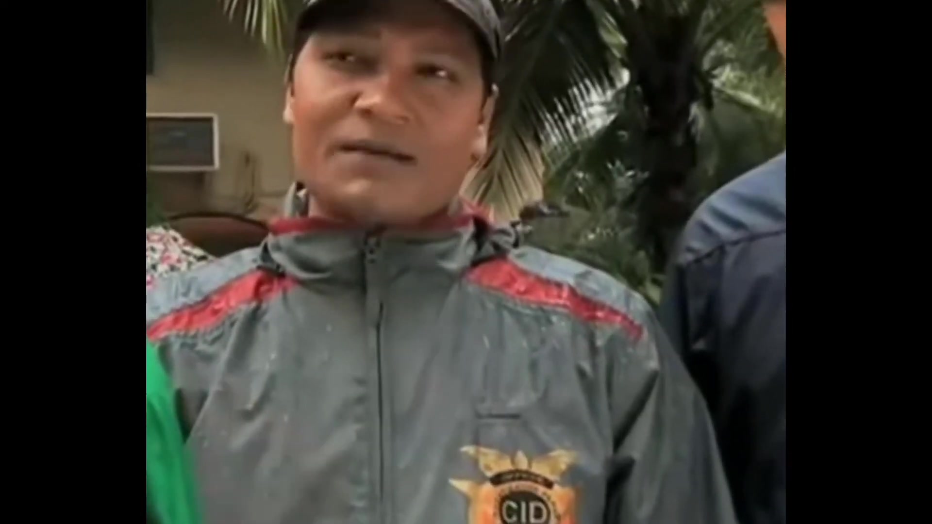 Man: Sir, dekhiye main sach keh raha hoon sir, maine kuch nahi kiya sir. Officer: Hum log chodu CID se hain, hum log bina baat ke choot mein ungli karte hain. Man: Bhag bhosdi.