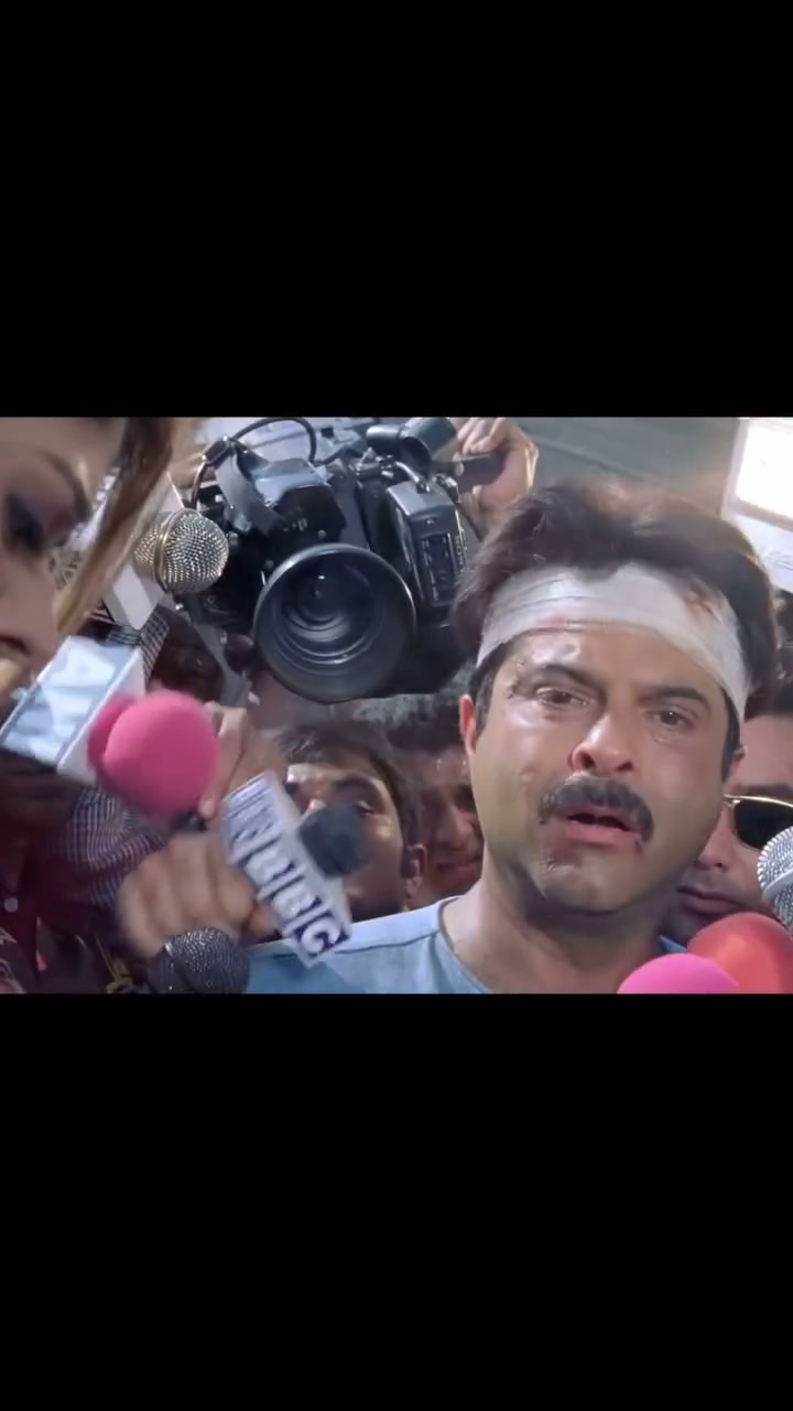 Dekhiye, main aap logon se haath jod kar maafi maangta hoon main abhi kuch kehna nahi chahta. Main, main ek bahut sadharan aadmi hoon. Maar khaya hoon, main bahut pareshan hoon. Main aap logon se minnat karta hoon, aap log yahan se chale jaiye, mujhe akela chhod dijiye. Please jaiye, please jaiye.