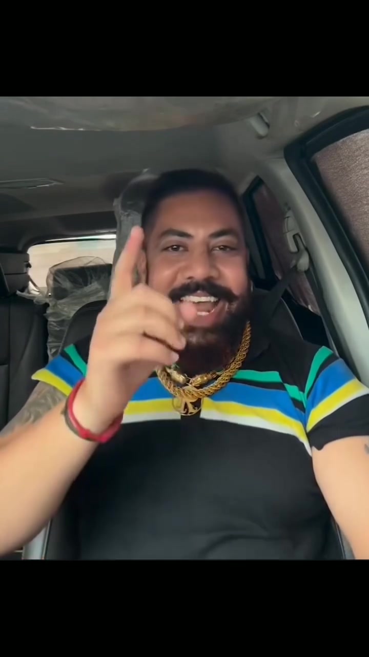 Arey bedichod ke, tere pichwade mein to dhua nikal jayega. Kadi veham paal rahe ho beta.