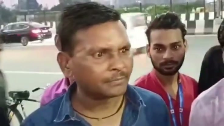 Hum nishpaksh, hum kisi ke saath nahi hain. (Person interrupts: Khao maa kasam). Are isme kasam ki kaunsi baat hui ab?