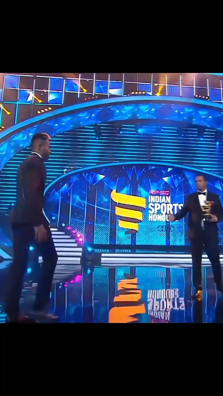 Hardik Pandya Receiving Sports Award