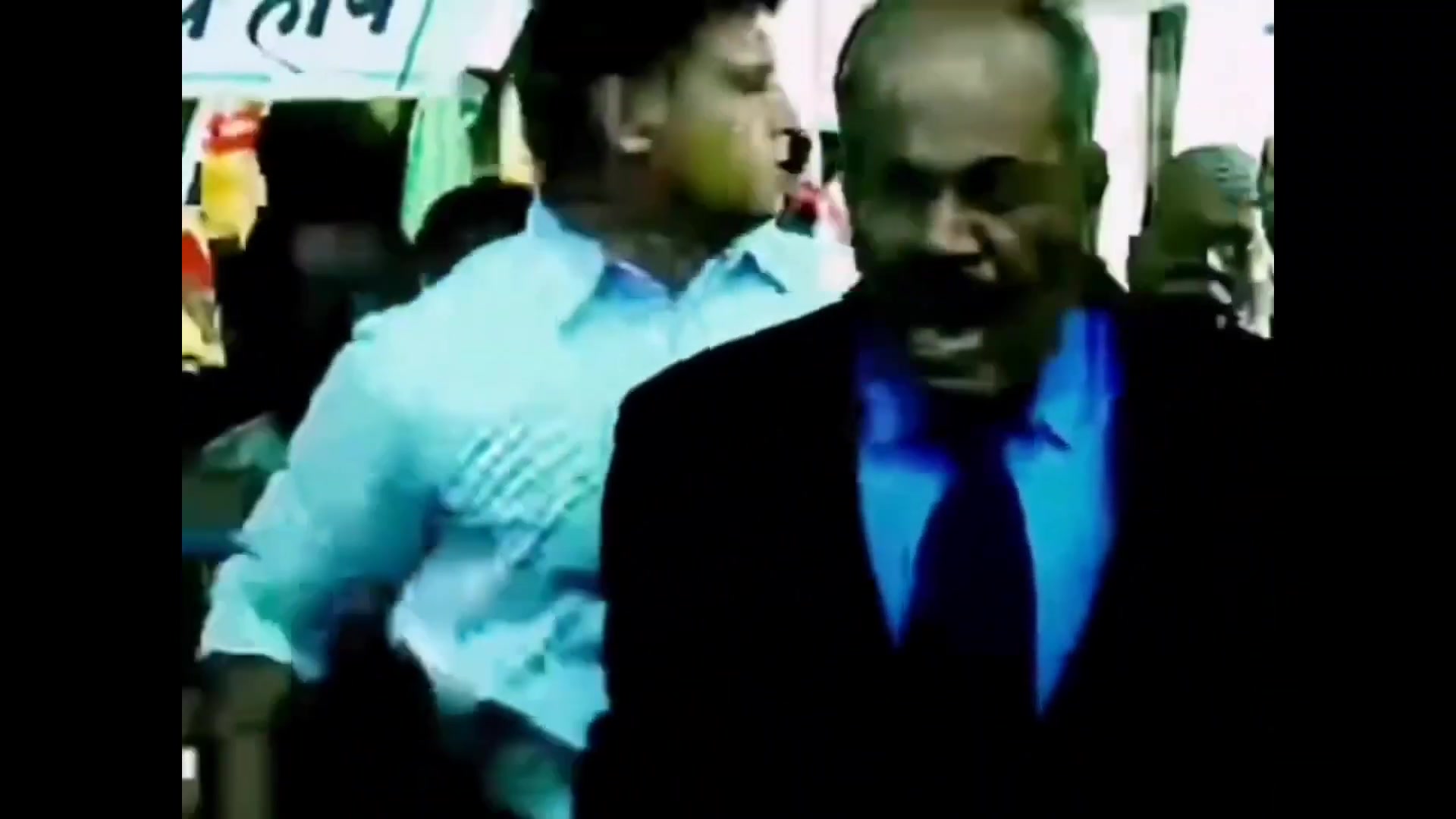 Kaun maarna chahta hai mujhe? Haan? Kaun maarna chahta hai? Aao! Hai kisi mein himmat? Kaun... kaun maarna chahta hai mujhe gaddar?