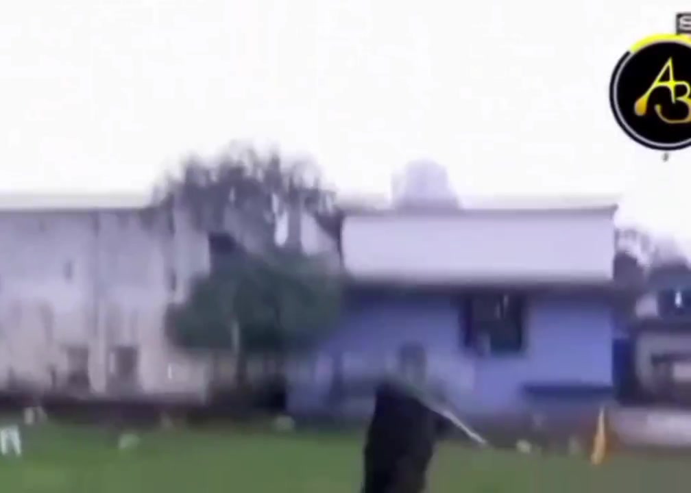 O pakad, madarchod, o pakad... Oye pakad le, behn ke lode... Pakad, teri behn ki... Le madarchod... Oye pakad, behn ke laude... Madarchod, Abhijeet pakad