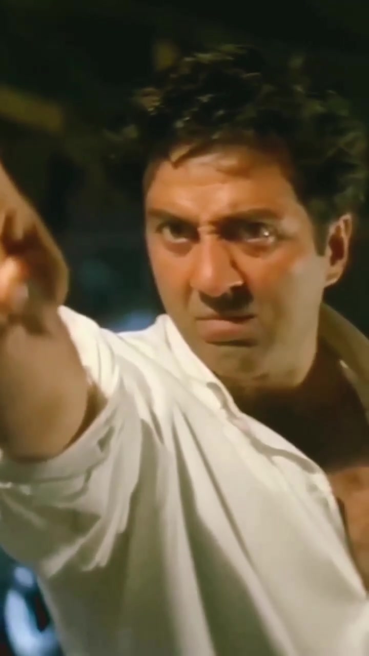 Apni aankhein khol aur gaur se dekh, tu kahan aur kiske saamne khada hai. Yahan baat sirf ek baar samjhayi jaati hai, bas!